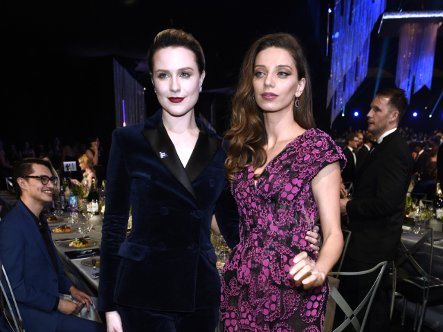 Evan Rachel Wood (vľavo - v kostýme Altuzarra) a Angela Sarafyan.