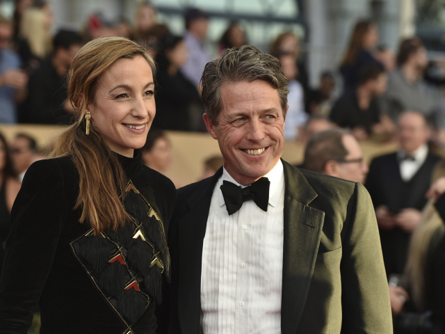 Herec Hugh Grant a jeho partnerka Anna Eberstein.