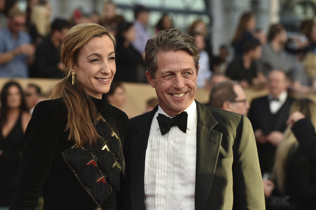Herec Hugh Grant a jeho partnerka Anna Eberstein.