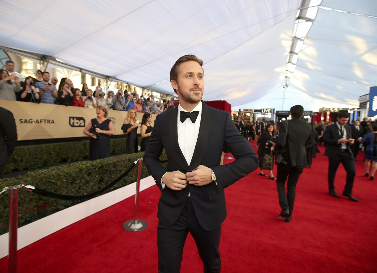 Herec Ryan Gosling prichádza na vyhlásenie cien. 
