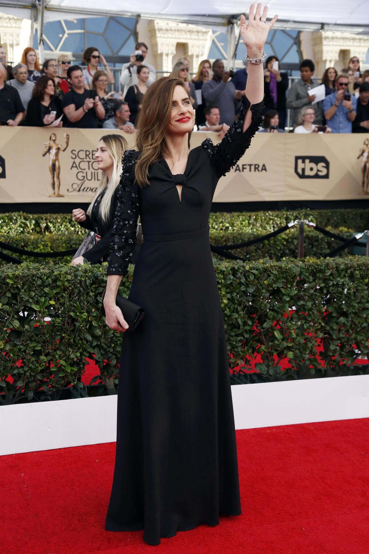 Herečka Amanda Peet zdraví fanúšikov.