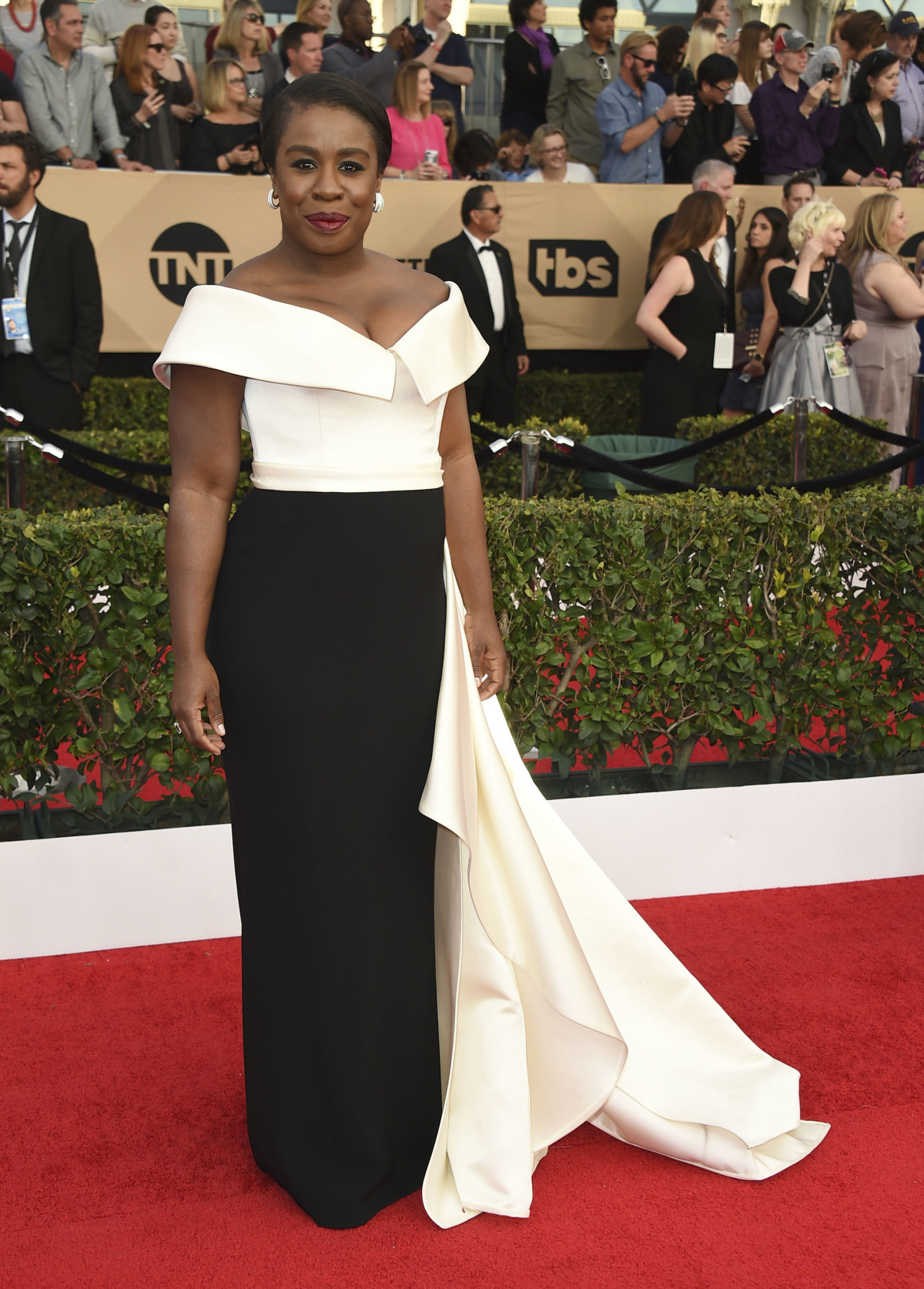 Herečka Uzo Aduba prišla v šatách od Elizabeth Kennedy