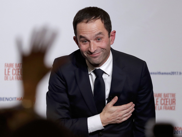 Hamon v primárkach porazil svojho niekdajšieho šéfa - vo Vallsovej vláde bol ministrom školstva, z vlády odišiel pre nezhody v ekonomickom programe.