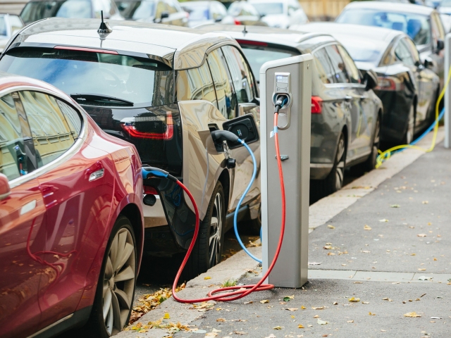 elektromobil, nabíjačka, nabíjacia stanica
