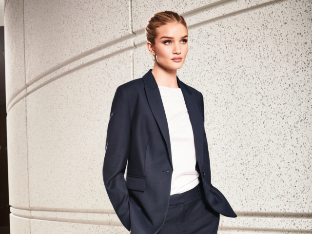 Súčasťou dámskej pracovnej garderóby by malo byť sako a nohavice - model na snímke Marks & Spencer. 
