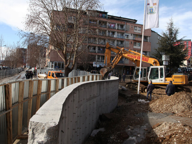 Kosovo, Mitrovica, múr,