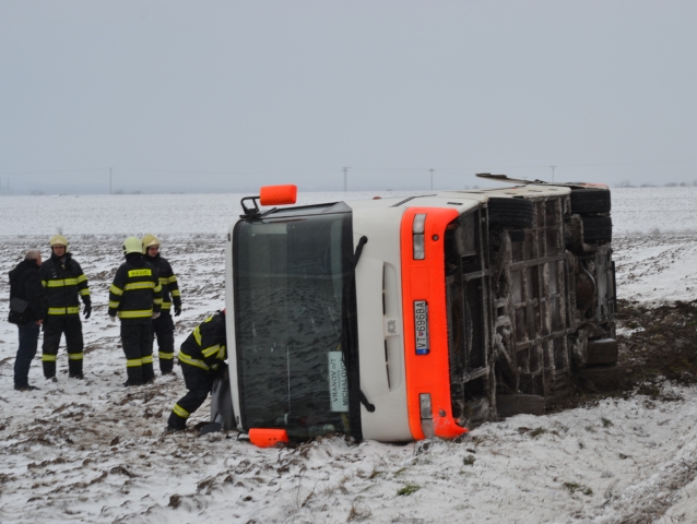 autobus, havária, pole, zima, požiarnici, sneh, hasiči