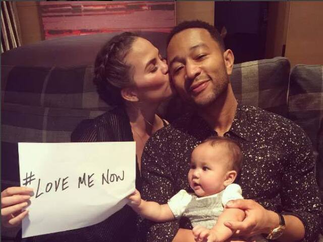 Spevák John Legend, jeho manželka Chrissy Teigen a dcérka Luna. 