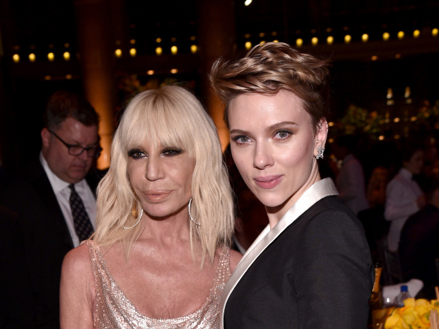 Donatella Versace (vľavo) hostila pri svojom stole herečku Scarlett Johansson