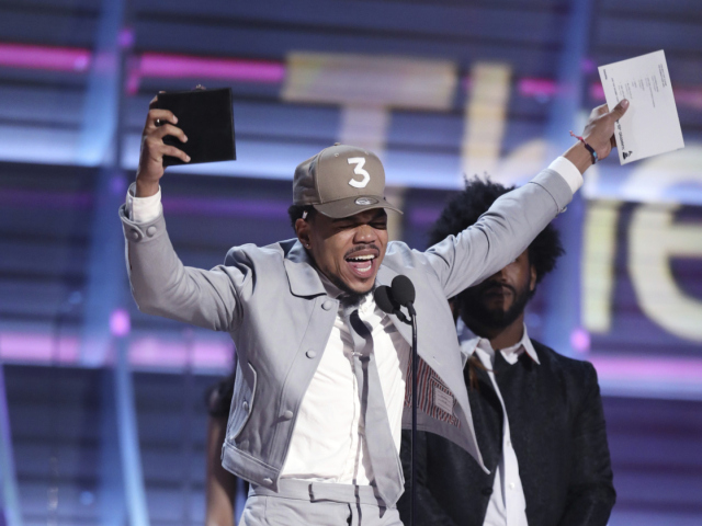 Nováčikom roka sa stal Chance The Rapper.
