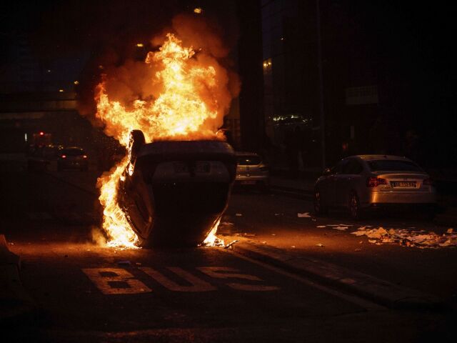 Paríž, horiace auto, oheň, protesty, demonštrácia, nepokoje