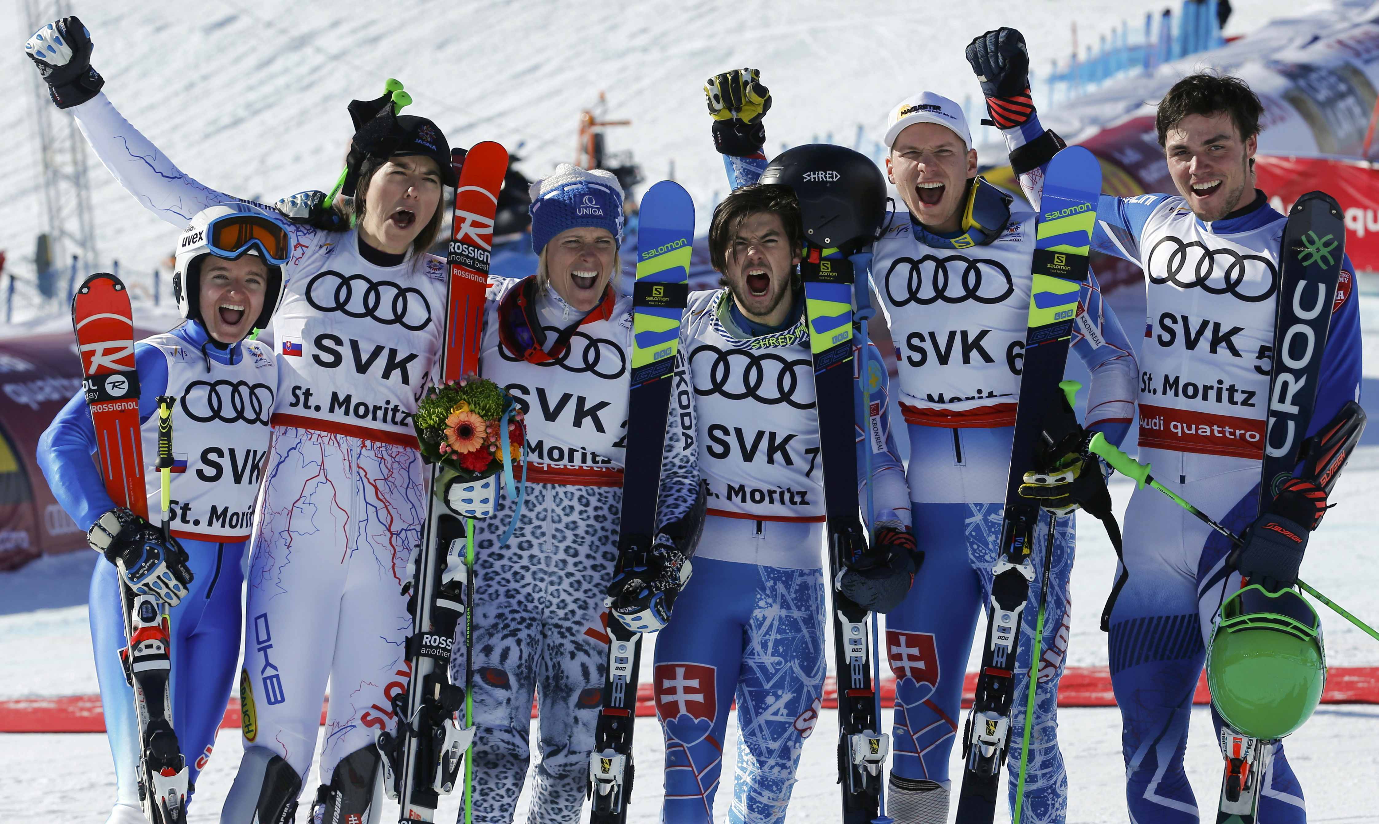 Slovenská radosť v St. Moritzi. Zľava Tereza Jančová, Petra Vlhová, Veronika Velez-Zuzulová, Andreas Žampa, Adam Žampa a Matej Falat.