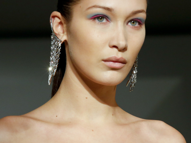 Topmodelka Bella Hadid na zábere z prehliadky Oscar de la Renta.