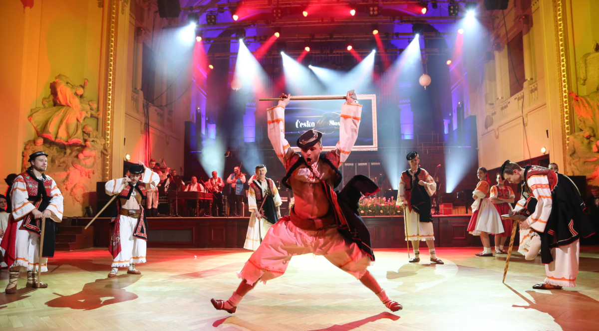 Vystúpenie folklórneho súboru zabávalo hostí. 