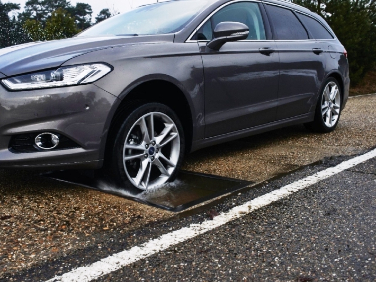 Ford - systém varovania pred dierami na ceste