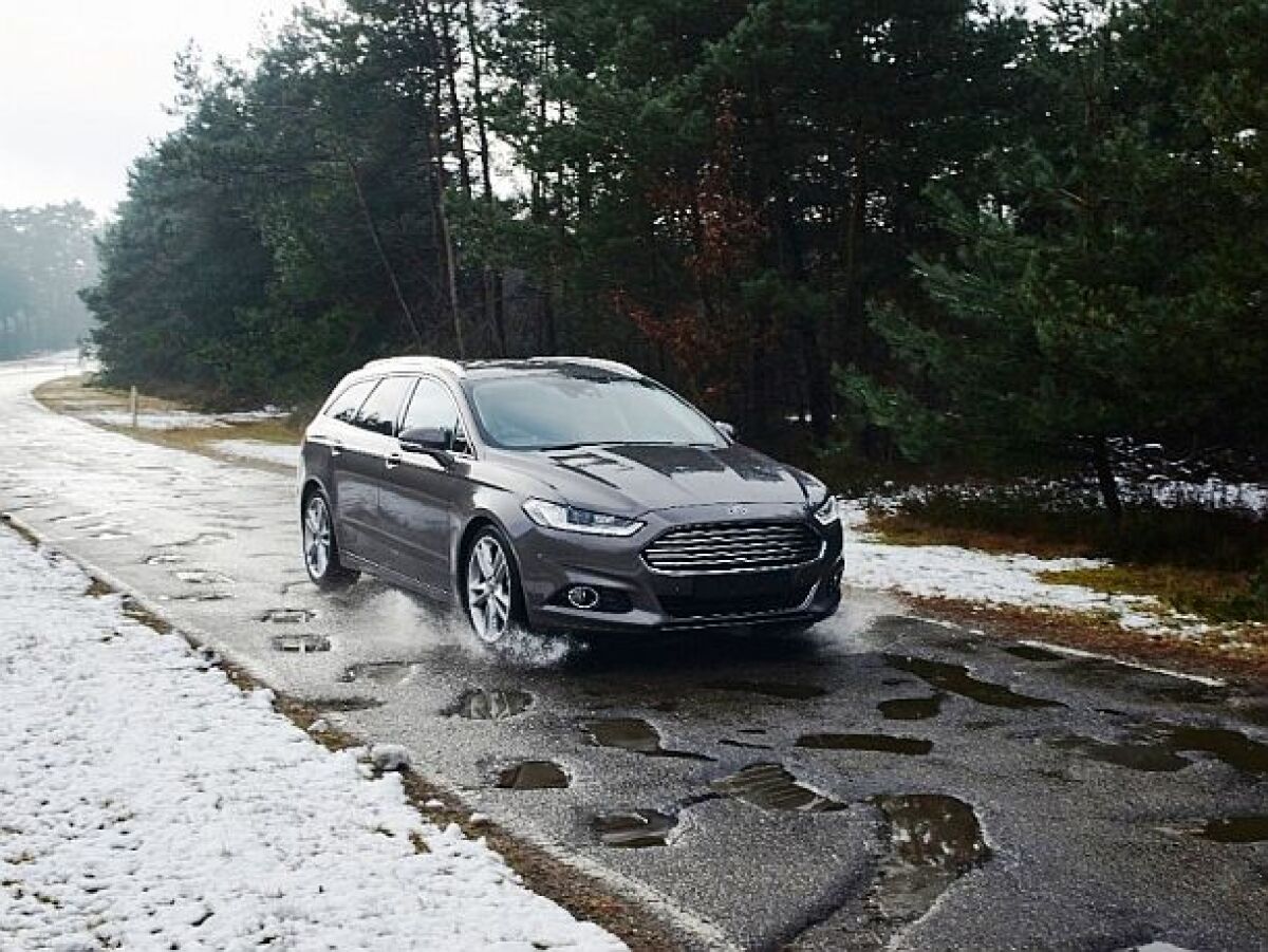 Ford - systém varovania pred dierami na ceste
