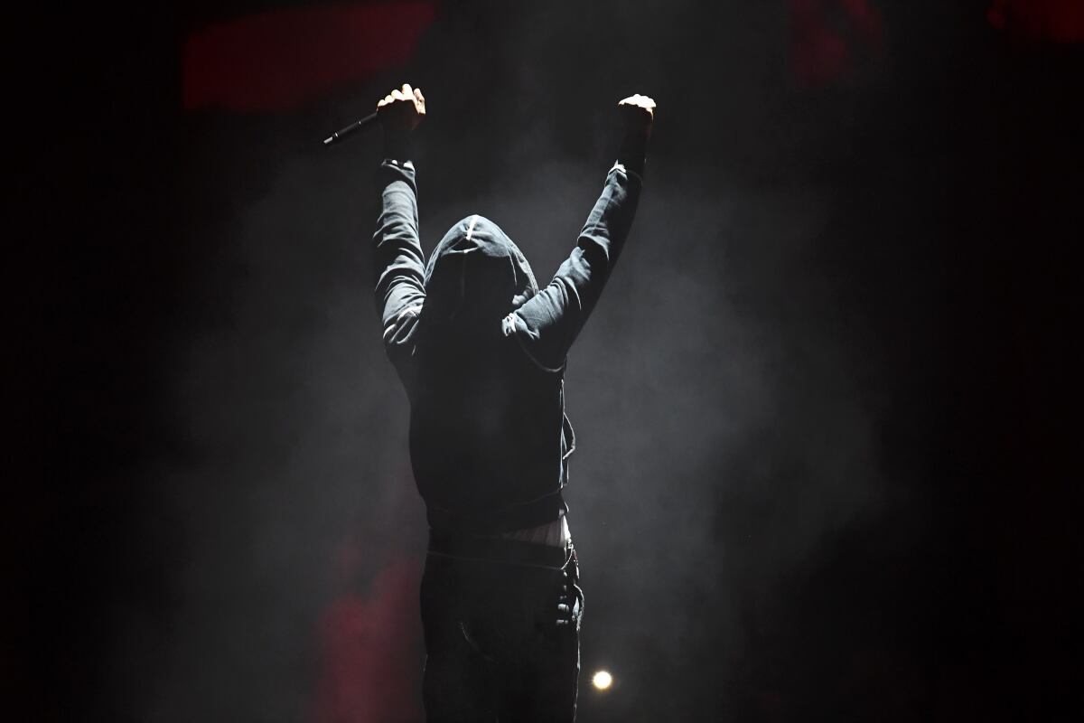 Skepta vystúpil na Brit Awards 2017.