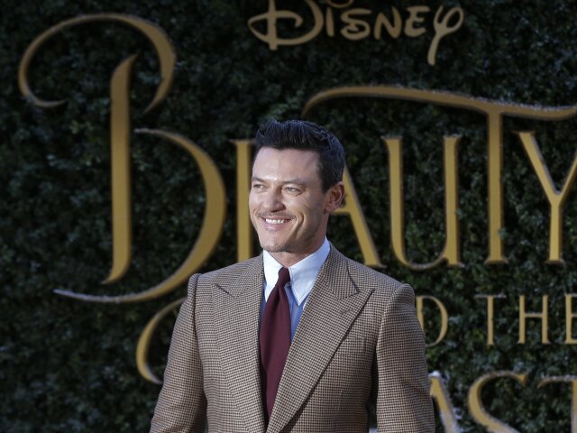 Herec Luke Evans na premiére filmu Kráska a zviera.