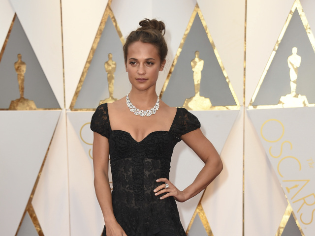 Minuloročná víťazka Alicia Vikander v kreácii Louis Vuitton. 