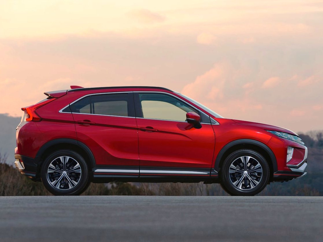 V porovnaní s menším ASX je Eclipse Cross o 110 mm dlhší a o 60 vyšší. Zhodný rázvor náprav s hodnotou 2 670 mm však prezrádza ich príbuznosť.