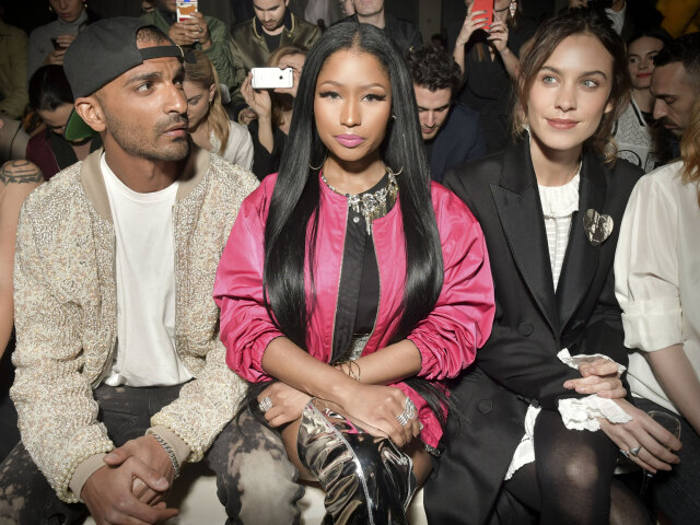 Raperka Nicki Minaj (v strede) s moderátorkou Alexou Chung. 