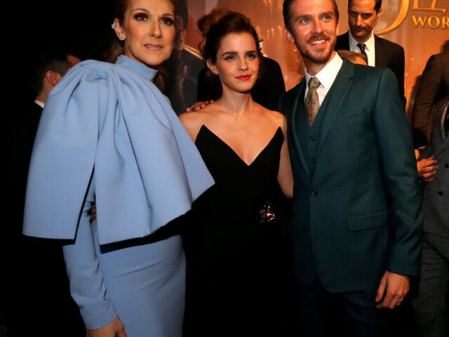 Emma Watson (v strede) a Dan Stevens pózujú so speváčkou Celine Dion 