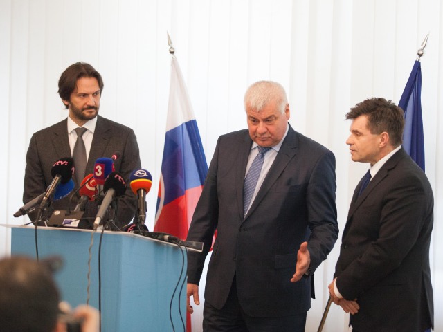 Robert Kaliňák, Árpád Érsek, Peter Plavčan, školské autobusy