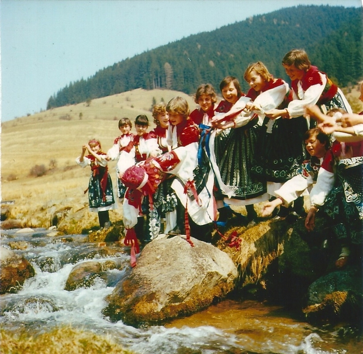 Hádzanie Moreny, tradície, kroje, deti