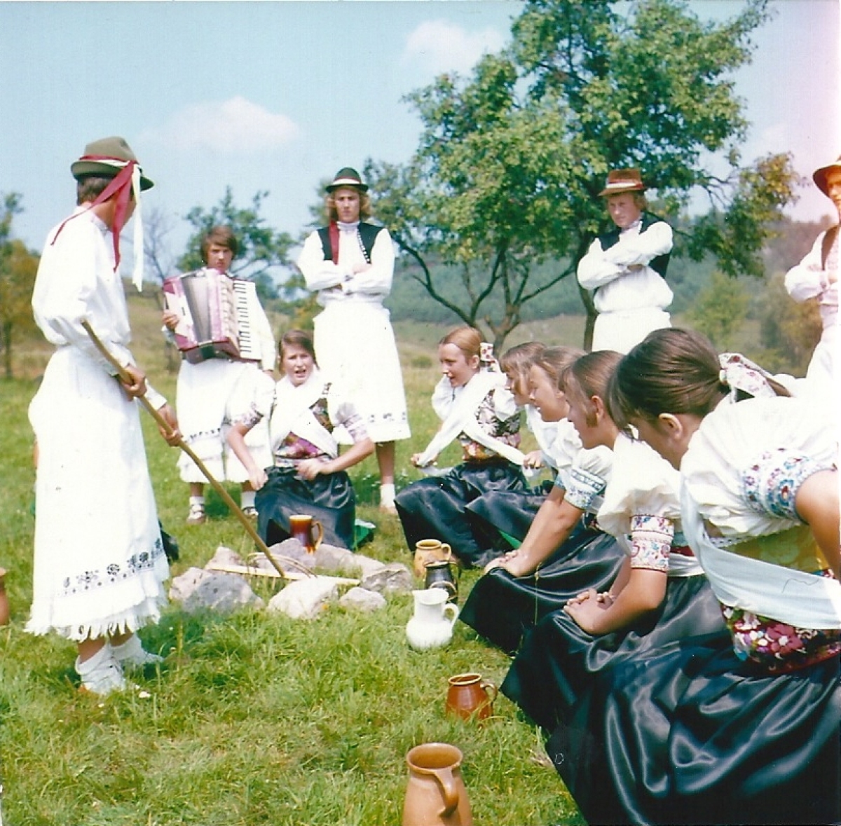 kroje, tradície, lúka, deti