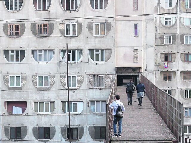 bytovka, panelák, passing