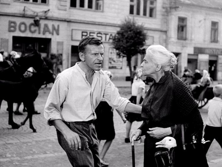 Oscarový film Obchod na korze (1965) v hlavných úlohách s Jozefom Kronerom a Idou Kamińskou.