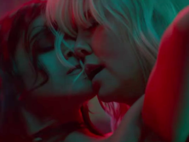 Charlize Theron (vpravo) a Sofia Boutella