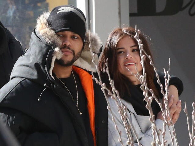 Speváčka Selena Gomez a jej partner The Weeknd v uliciach Toronta.