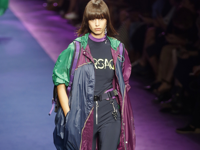 Modelka na prehliadke značky Versace - v kolekcii jar-leto 2017.