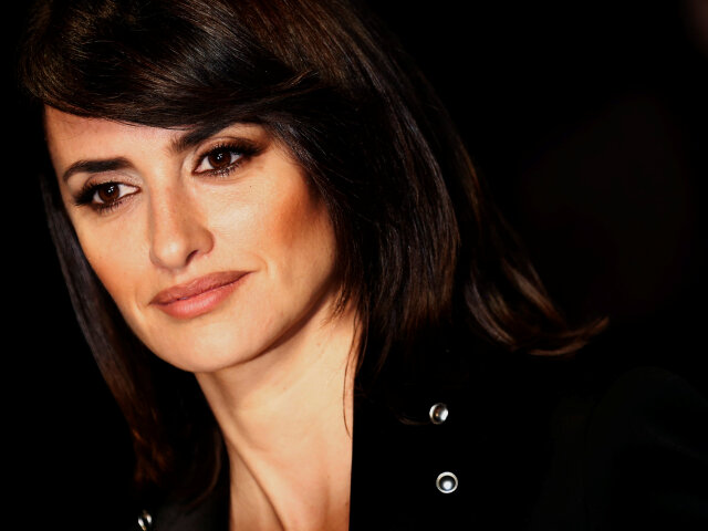 Herečka Penelope Cruz na zábere z prehliadky britského domu Burberry.