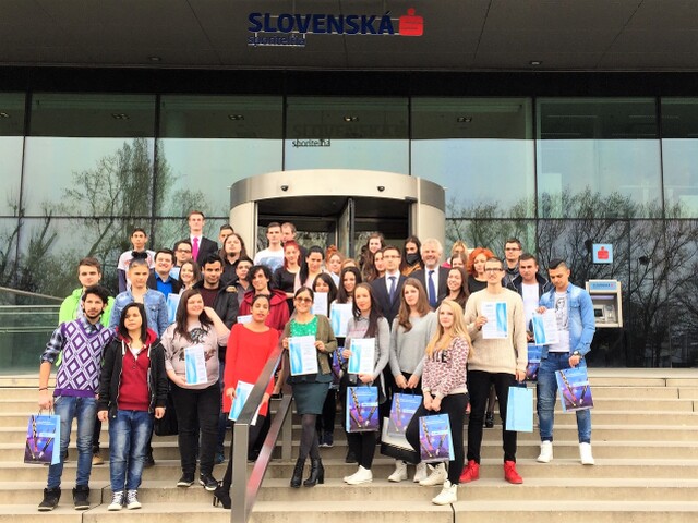 spolocna foto studentov  ktori ziskali stipendia