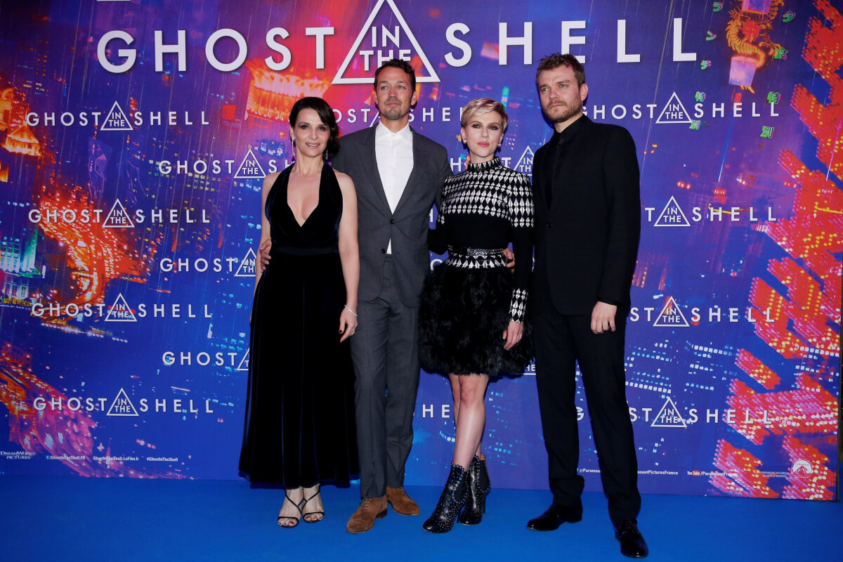 Rupert Sanders (druhý zľava) s hercami - zľava: Juliette Binoche, Scarlett Johansson a Pilou Asbaek 