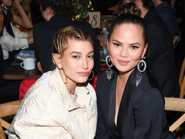 Modelka Hailey Baldwin (vľavo) a Chrissy Teigen na slávnostnej večeri. 