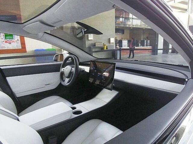 Tesla Model 3 - interiér