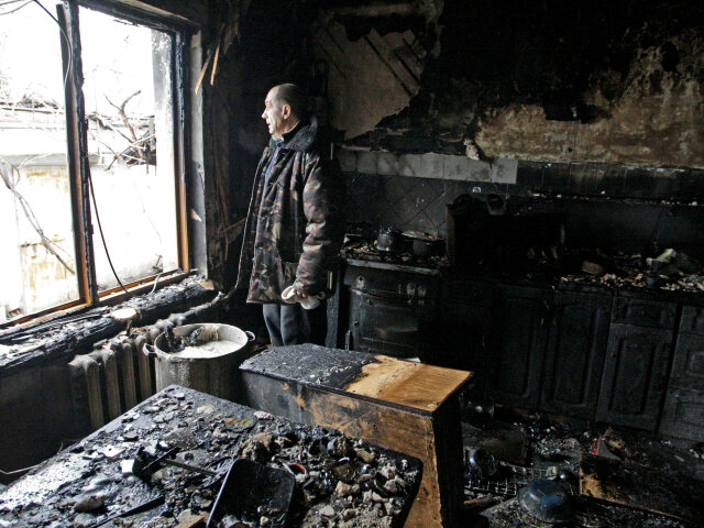 muž, dom, zničený dom, požiar, Doneck, Donbas