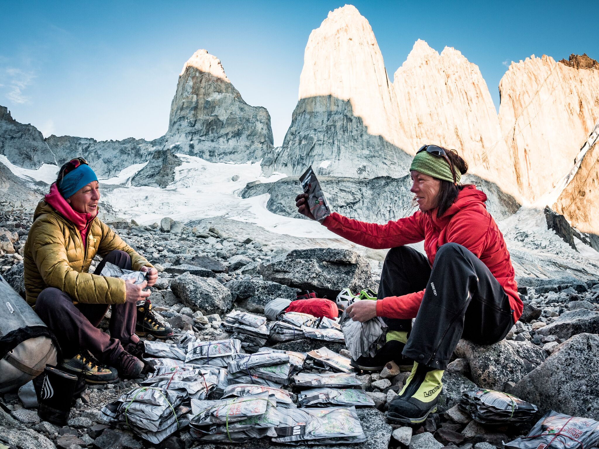 Triedenie materiálu pri výstupe na Torres del Paine v Patagónii v Čile.