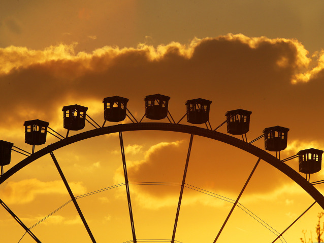 kolotoč, večer, lunapark, kabínky