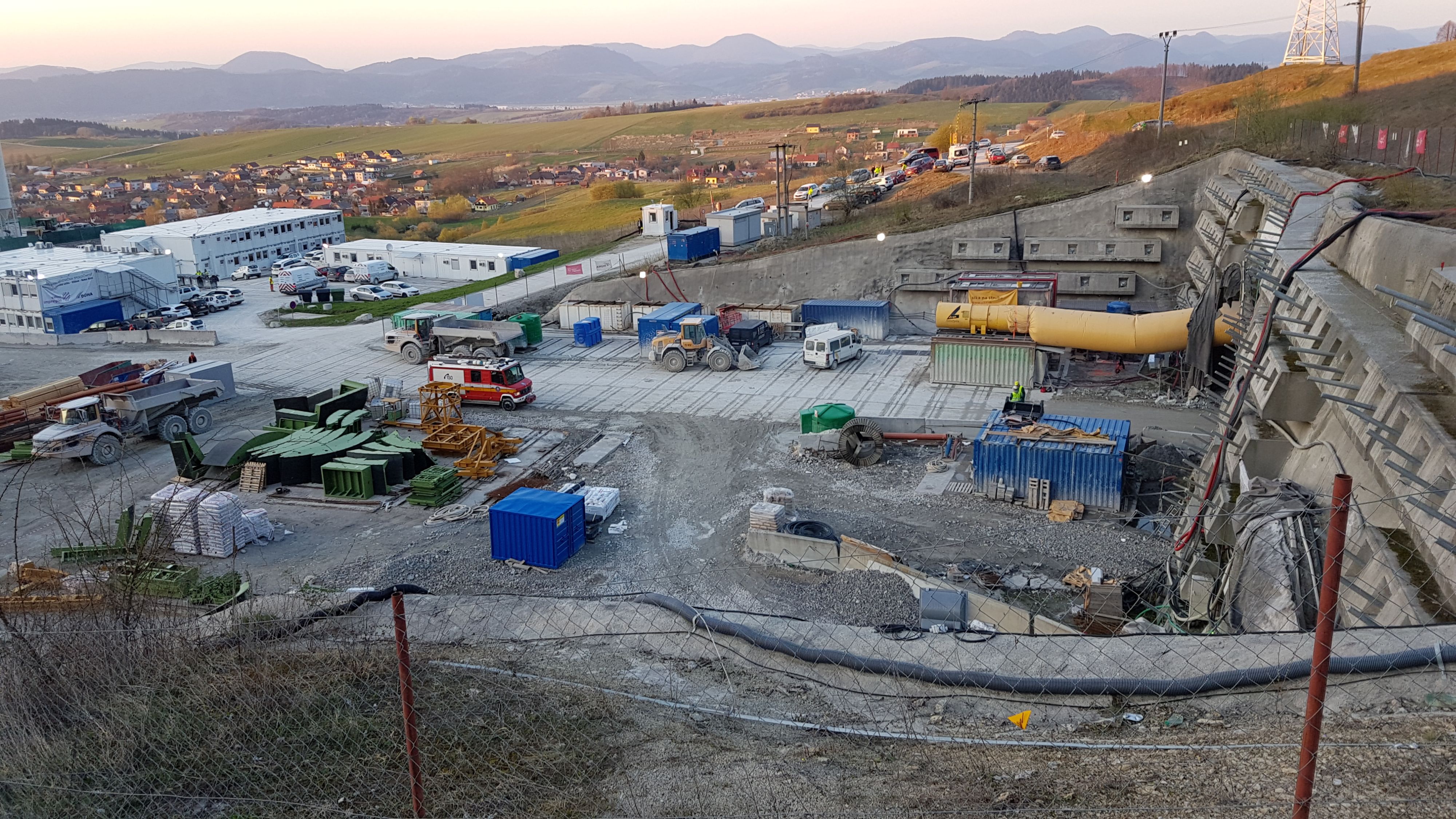 Záber z miesta nehody pri tuneli Višňové, kde došlo v pondelok k tragickej nehode, pri ktorej zahynula geodetka.