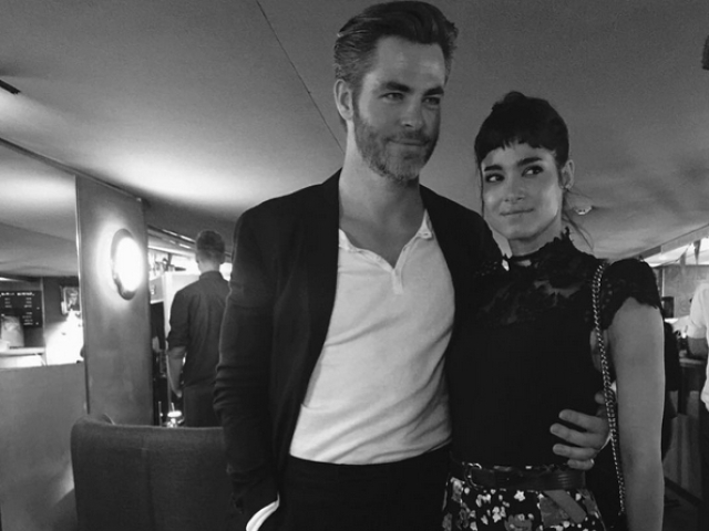 Herečka Sofia Boutella a herec Chris Pine na archívnom zábere. 
