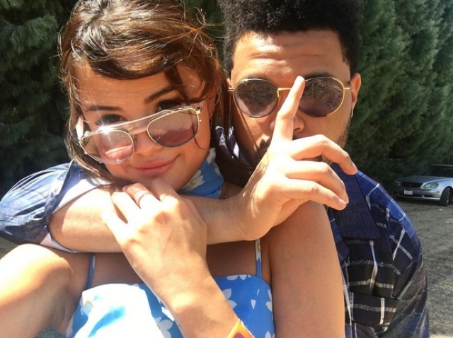 Speváčka Selena Gomez a jej priateľ The Weeknd na festivale Coachella. 