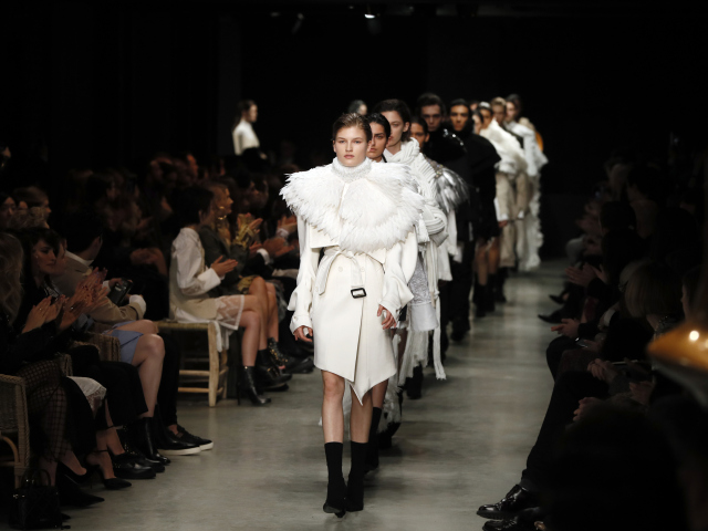 Britská značka Burberry sa stala priekopníkom v koncepte "see now, buy now". 