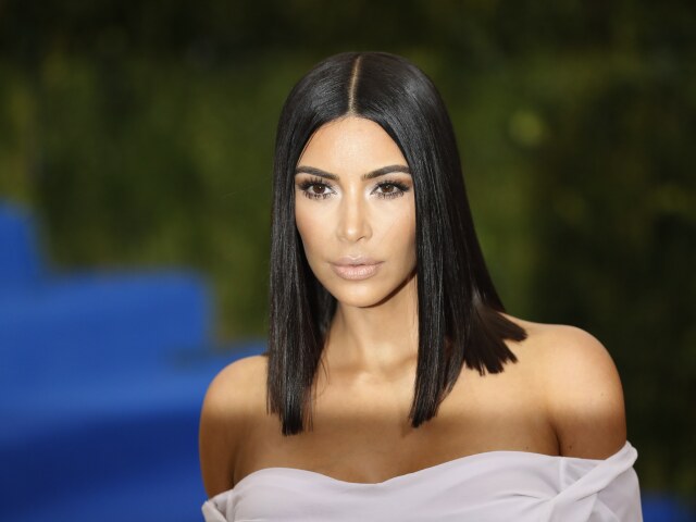 Kim Kardashian prišla v kreácii Vivienne Westwood