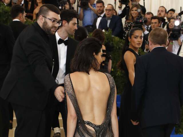 Modelka Kendall Jenner v odvážnej kreácii La Perla Haute Couture.