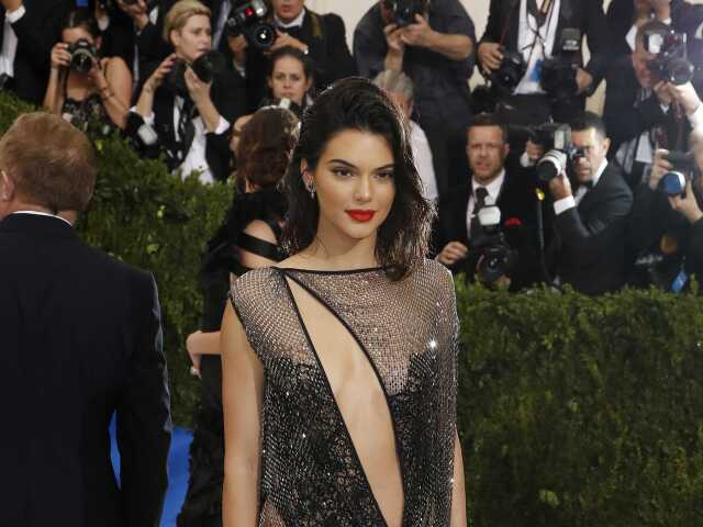 Modelka Kendall Jenner v odvážnej kreácii La Perla Haute Couture.