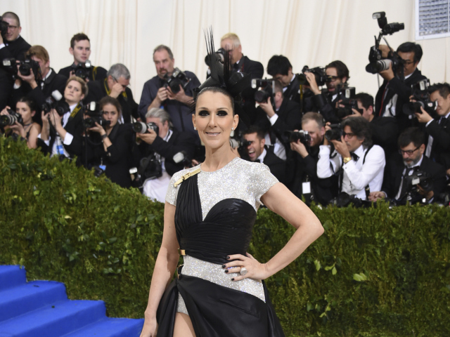 Speváčka Celine Dion v kreácii Atelier Versace. 